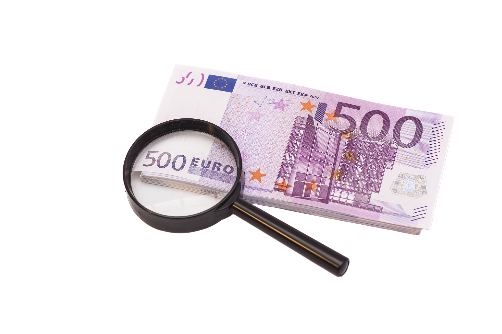 magnifying glass on 500 euros