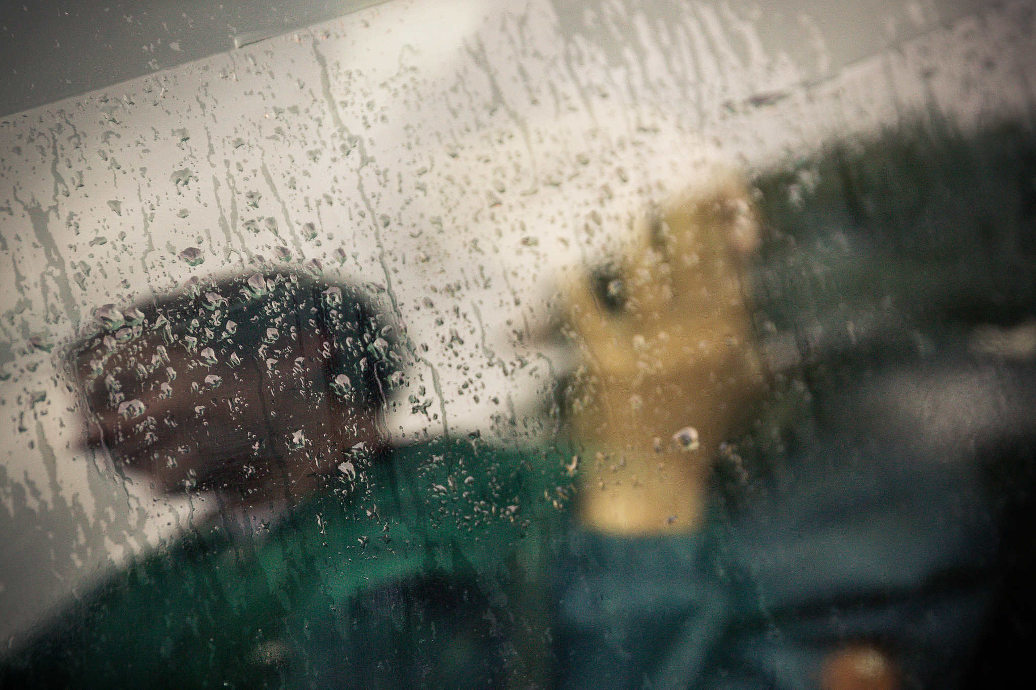 女朋友朋友圈暗示：雨不会一直下，喜欢的歌也不会只听一次，什么意思？