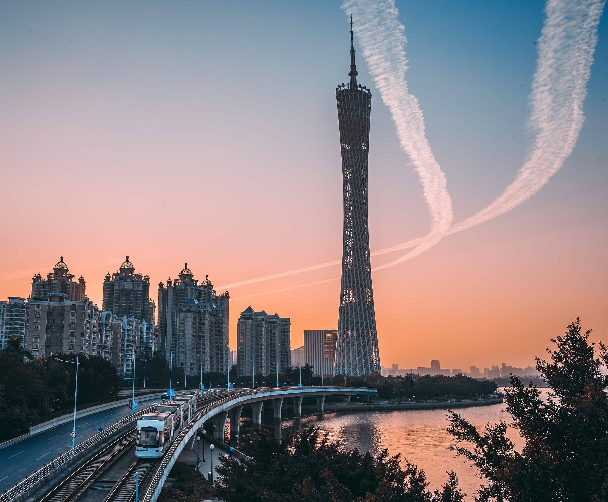 你现在是一名作家请结合邮票写一篇跟广州珠江周围景点有关的文章字数在1000字左右。