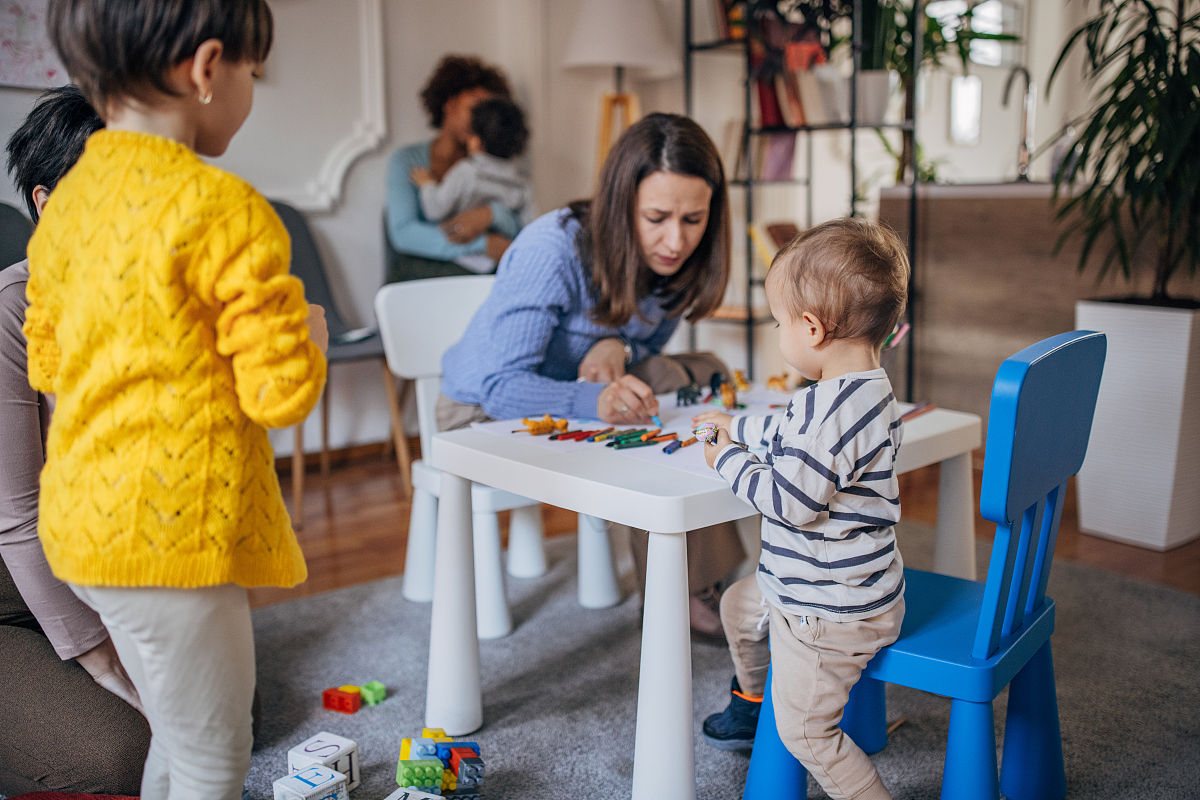 从幼儿每日表现角度150字小记详细描述Chelsea ; 今天我们继续了解家庭相关内容家是幼儿最熟悉的地方也是幼儿最为重要、最为亲切的生活环境浓浓的亲情会使幼儿感到安全、温暖与幸福孩子们都非常喜欢分享自己的家庭故事。她经历了一开始有点害羞不太愿意和其他孩子交流。然而她很快变得更加开朗开始和好朋友一起玩耍。在学习方面宝贝展现出了出色的能力。她对家庭有关的英文单词非常熟悉能够迅速找到各个单词的位置。她