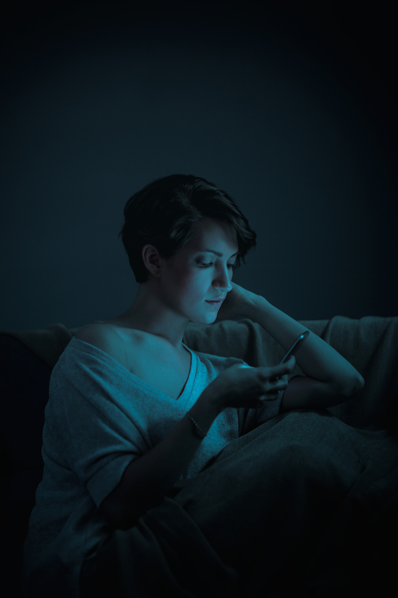 有什么办法能让我放下手机早点睡觉呢？ 以幽默的方式回答这个问题