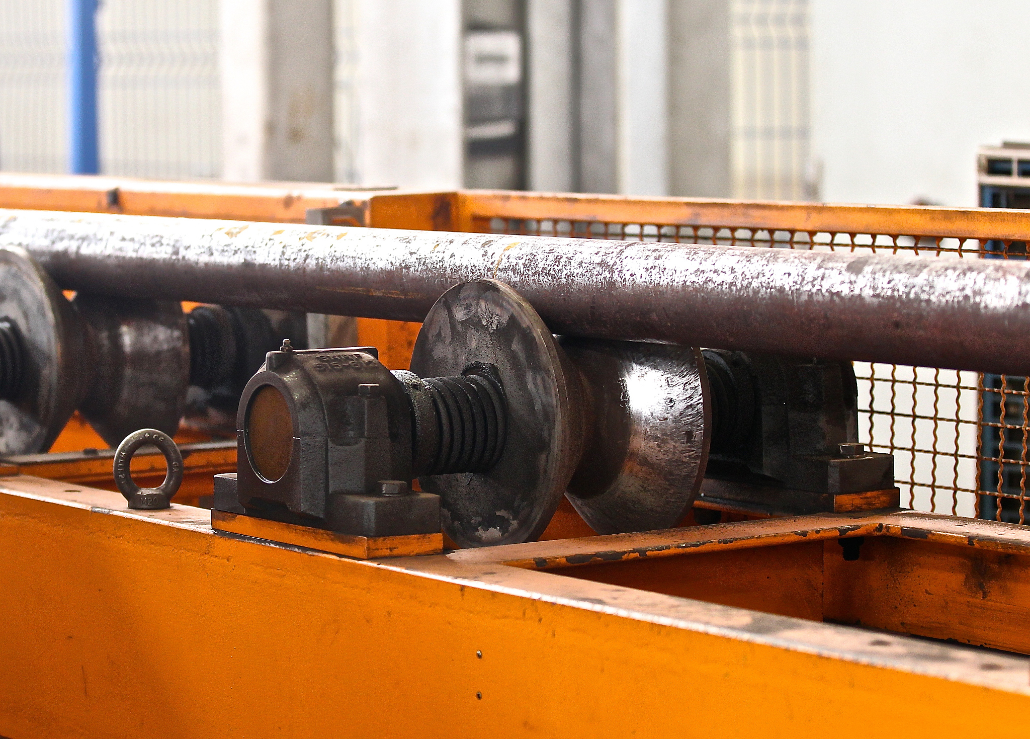 改写：In reality traction current not only flows in each line but also flows into the ground through the leakage resistance of the steel rail to the ground the leakage resistance of the comprehensive gro