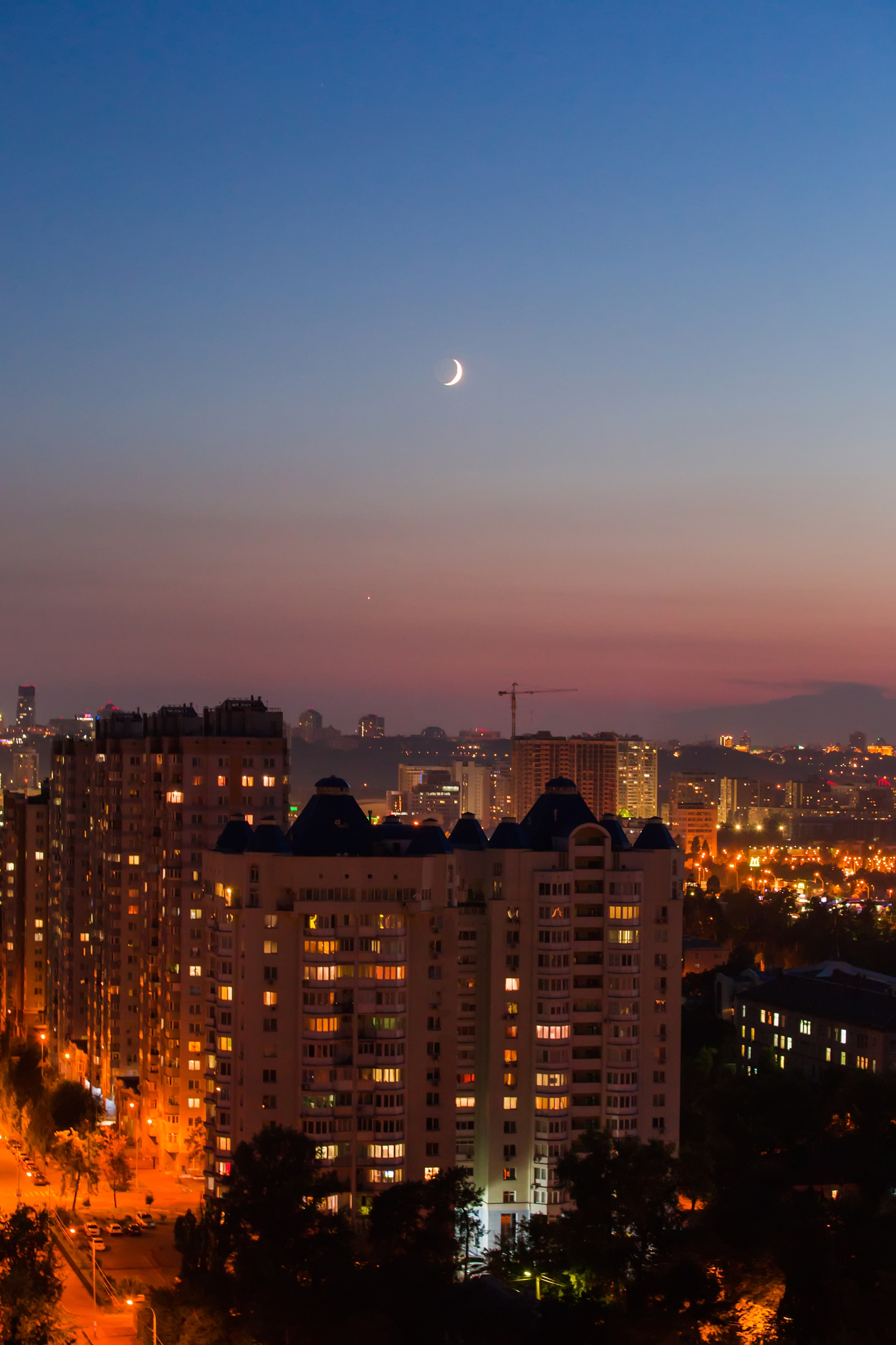夜色中的静谧之城：感受生命的沉静与思考