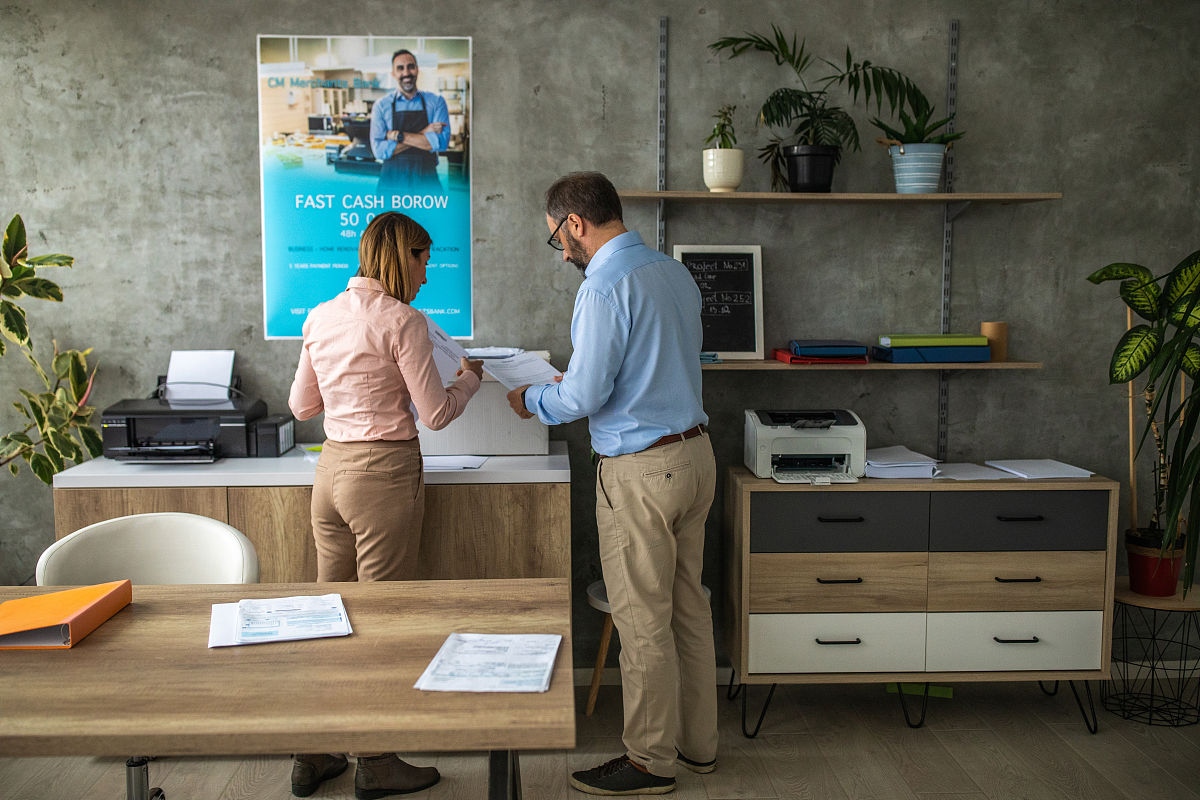 我是一个银行柜员基层员工要写一篇关于开门红活动结束总结个人得与失的演讲稿5分钟左右要有身边同事进步的内容