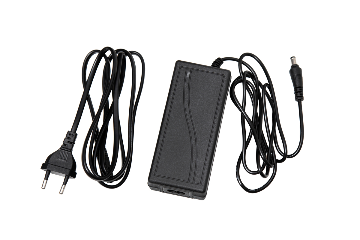 用美式英语写5条关于欧规 USB充电器 的好评以及其好评标题。结果格式为输出格式为：标题+：+好评内容。