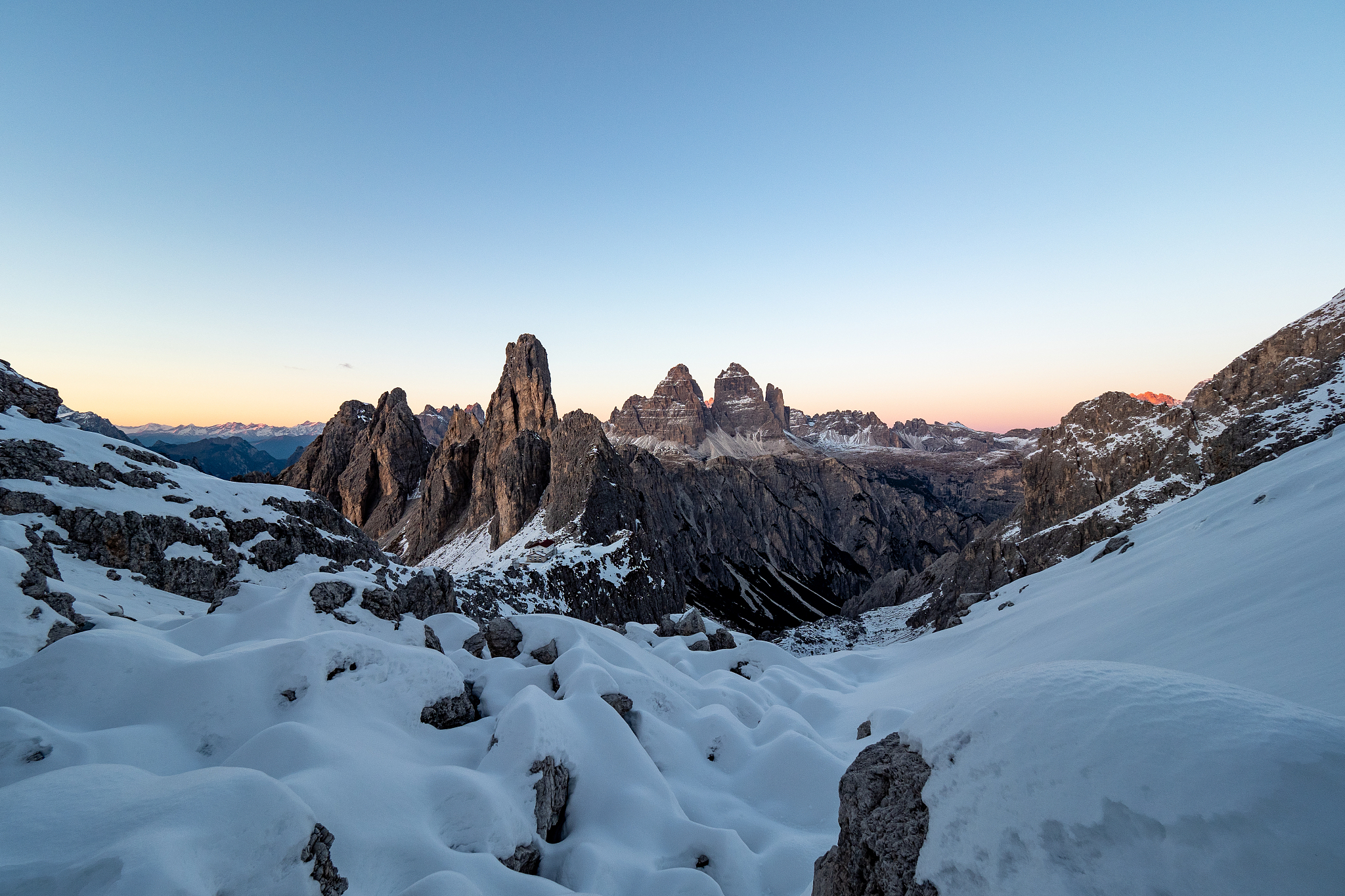 高山奇景：云海缭绕，峰峦雄伟，探秘壮美的高山环境