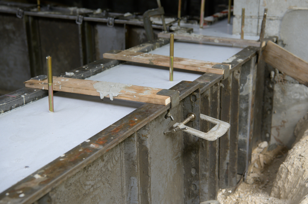 模板拆卸后清理及保养指南：木模板、钢模板和配件