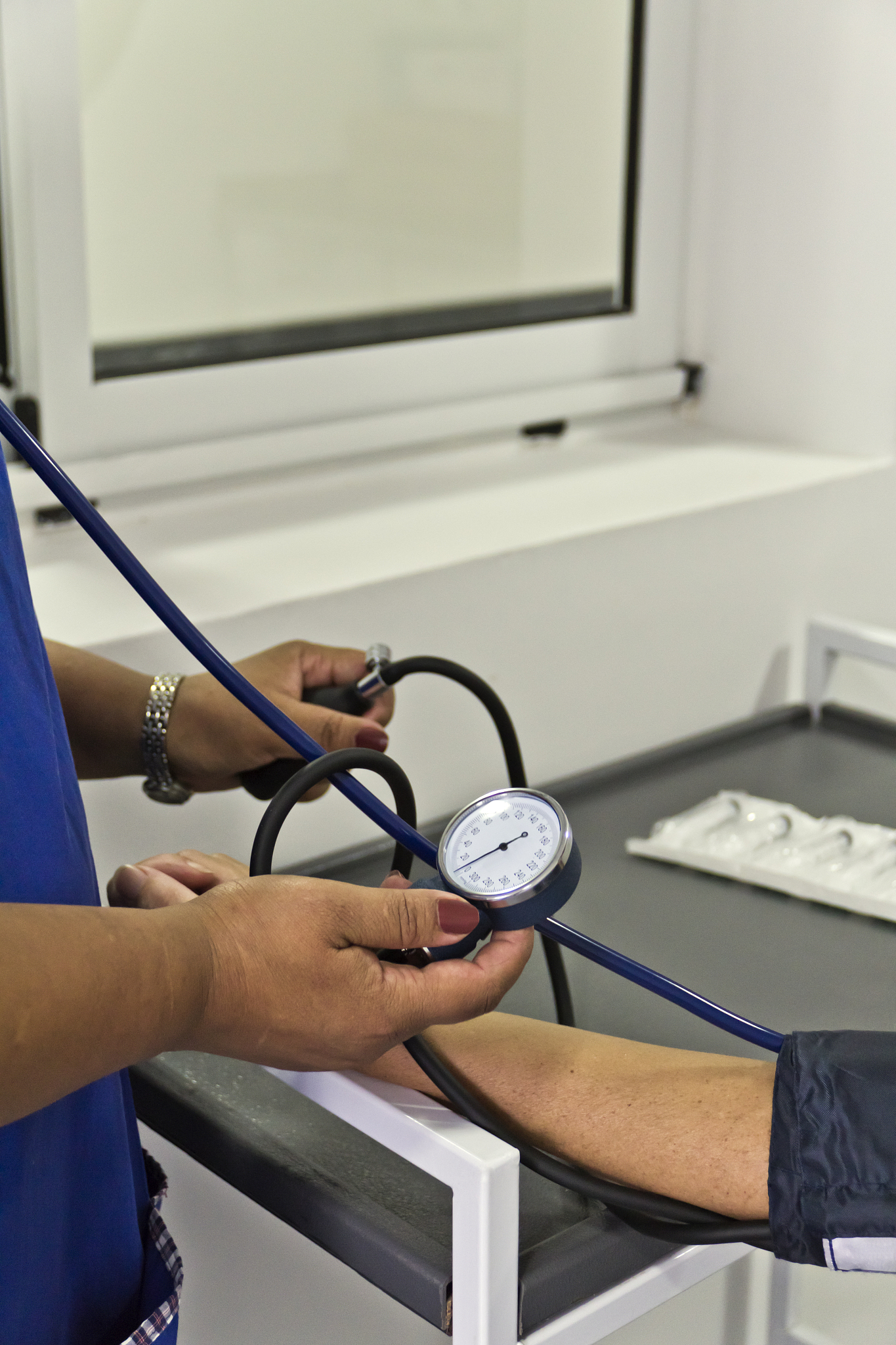 无创血压测量一般指对以下身体何处血压的测量： A动脉血管压力 B静脉血管压力 C中心动脉压力 D肺动脉压力 2单选题 以下哪一项不是听诊法的缺点 A无法用于婴儿和低血压症患者 B噪声环境不适用 C要求使用者听力在20~300hz需具有良好的灵敏度 D存在并发症 3单选题 以下哪一项不是有创血压测量的缺点 A需要人为监督 B无法用于婴儿和低血压症患者 C对病人痛苦且不适 D存在并发症 4