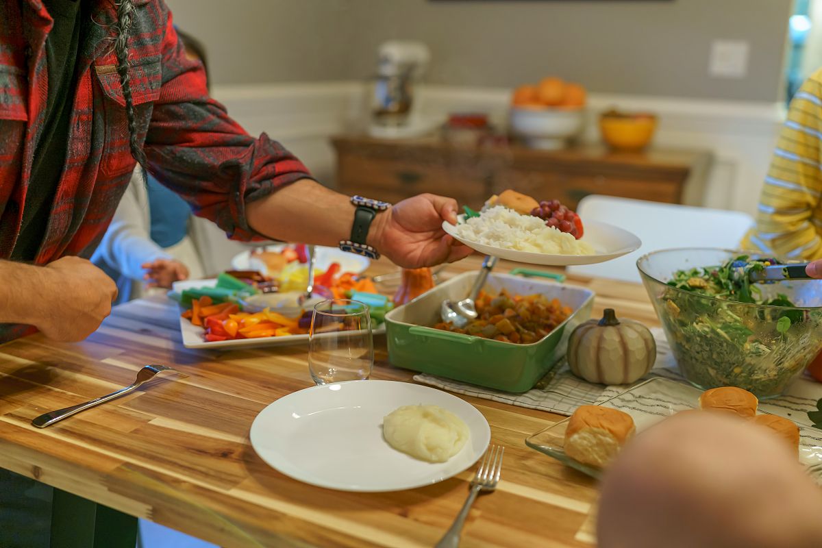 润色这句话Campus dining halls and delivery services refer to the catering services provided to students and faculty on campus and have become an indispensable part of modern university development