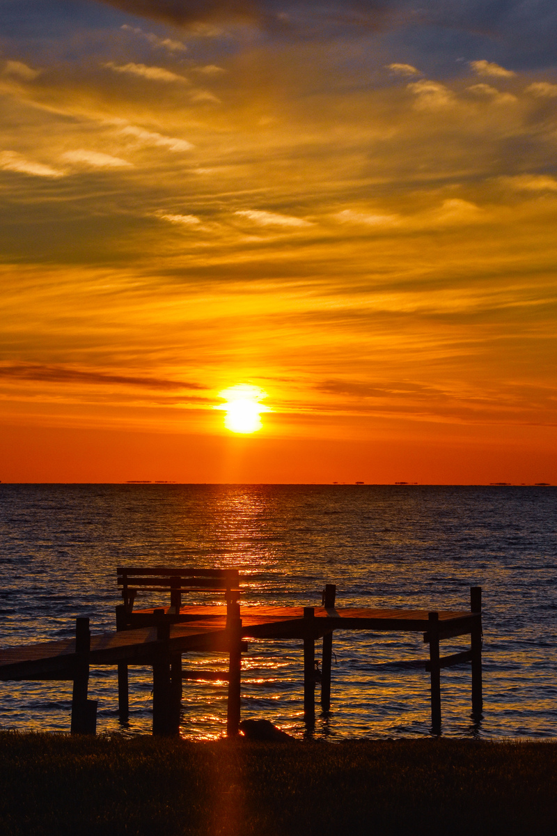 海上日出：令人心醉的壮丽景象 - 300字赏析