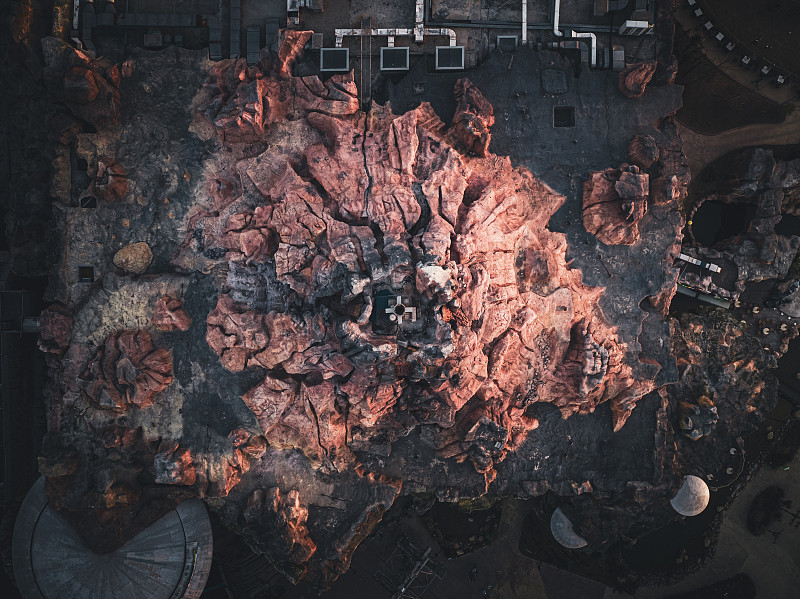 游戏有3个势力，分别擅长生物技术、擅长废土拼凑、擅长高科技，请给选择这3个势力的玩家各设计一种特殊能力