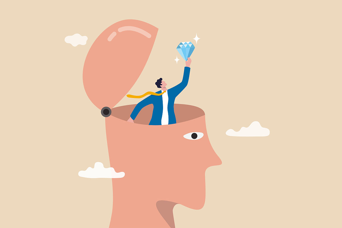 用你自己的话将以下内容：我的大学四年始于初秋也终于在这个热烈的夏天结束。总以为岁月漫长但结束也会突然降临。更能留住回忆的是文字而我也想通过文字回忆自己的大学生活。从开始的青涩再到如今的成熟学校给我带来了很多教会了我很多。回忆起自己的四年或许不是最热闹的青春但一定是最特别的青春。首先非常感谢在学习生涯中教导过我的老师们使我得以更好的学习自己专业方面的知识为自己以后继续学习的生涯奠定了坚实的基础。是老