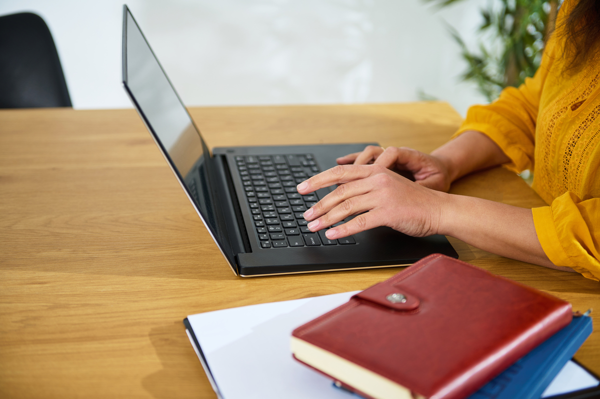 当今社会笔记本电脑已经成为人们生活工作不可或缺的电子设备之一。在学生族群中笔记本电脑更是必不可少的学习工具。然而笔记本电脑市场的品牌与型号繁多令许多学生无从下手无法根据自己的需求和经济能力做出最佳选择。在这样的背景下选本客项目将帮助大学生们提供选购笔记本电脑的指南或者建议。本项目将依托一个可靠的评测系统旨在为广大学生提供针对不同需求和预算范围的综合性笔记本电脑选购建议为学生的学习和生活提供便利让他