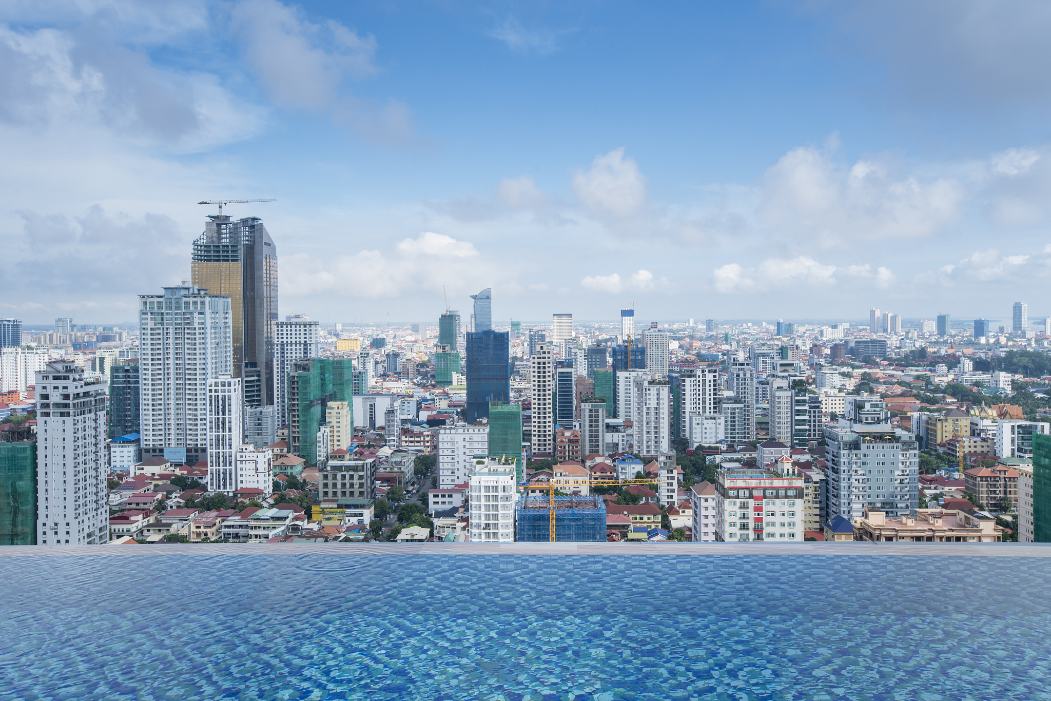 柬埔寨金边bkk1区泳池外城市风光