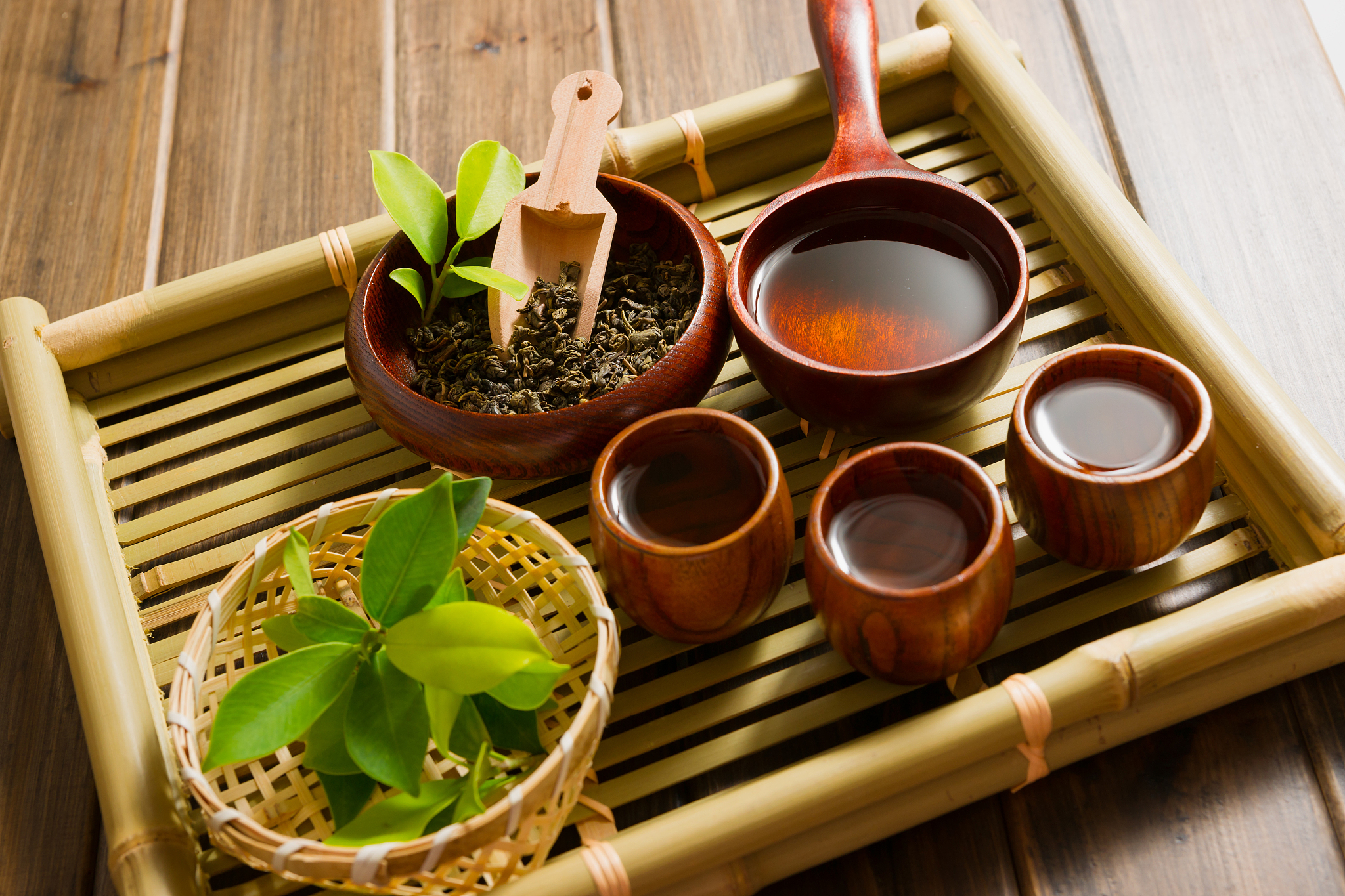 茶和咖啡在不同文化中被赋予了不同的健康价值。在中国和东亚文化中茶被视为一种健康饮品具有清热解毒、降脂降压、抗氧化等功效。许多中草药也常常与茶混合饮用以增强其保健功效。茶中的茶多酚、儿茶素等成分也被认为有助于预防癌症、心脑血管疾病等慢性病。而在西方文化中咖啡被视为一种提神饮品被广泛饮用。但是咖啡也常常被指责导致焦虑、失眠、消化不良等不良反应。然而最近的研究表明适量饮用咖啡也有益健康如降低糖尿病、帕金