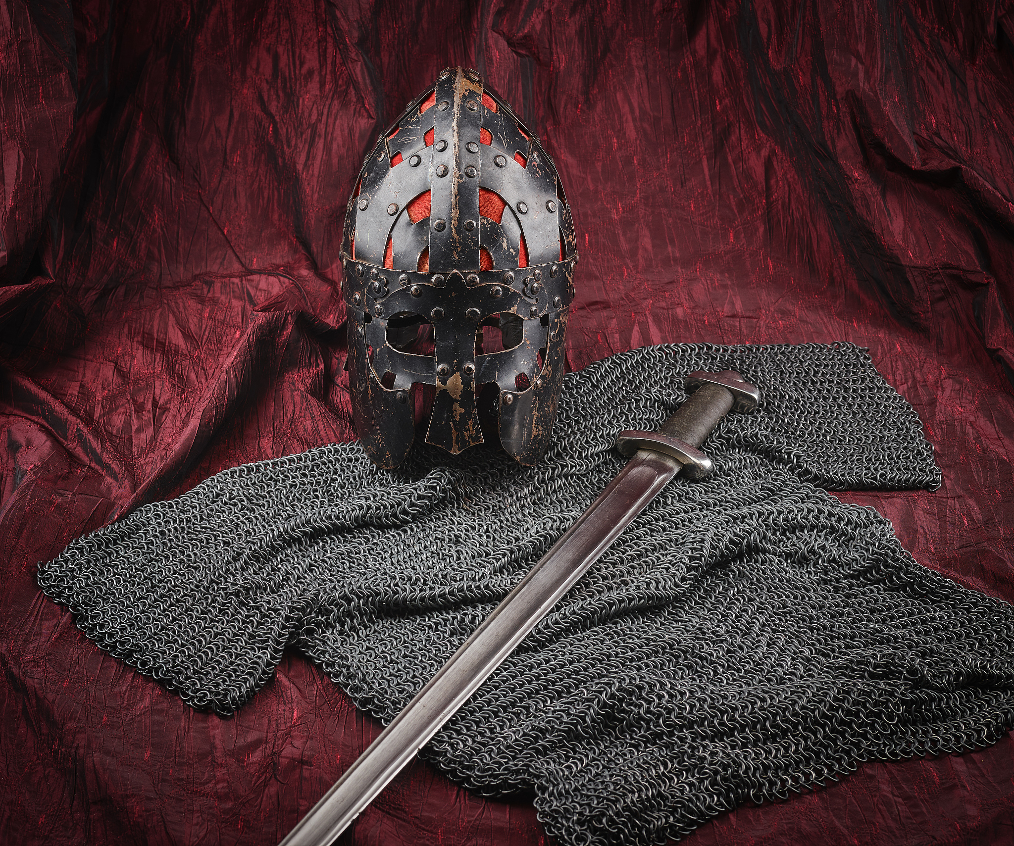 一名铁匠女孩获得了一枚力量戒指可以提升五倍的力气让她能更好的进行铁匠工作。五倍的力量也可以帮助她应对危险的魔物获得他们的战利品。请用以上的故事创作出完整的故事背景。