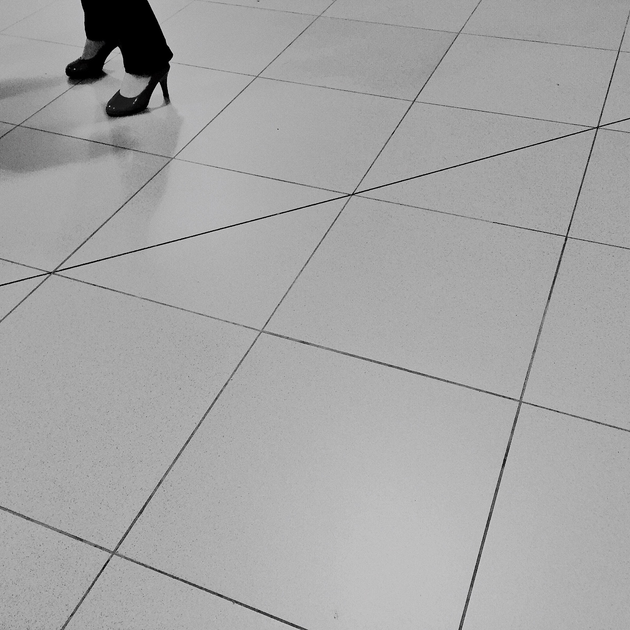 题目描述：一天晨晨的数学老师布置了一道题目大意如下：用 1×1 和2×2 的瓷砖不重叠地铺满 n×3的地板共有多少种方案？例如：n=1 时：1×3的地板方法就一个直接由三个 1×1的瓷砖铺满。n=2时：2×3的地板可以由下面 3种方案铺满：c++代码