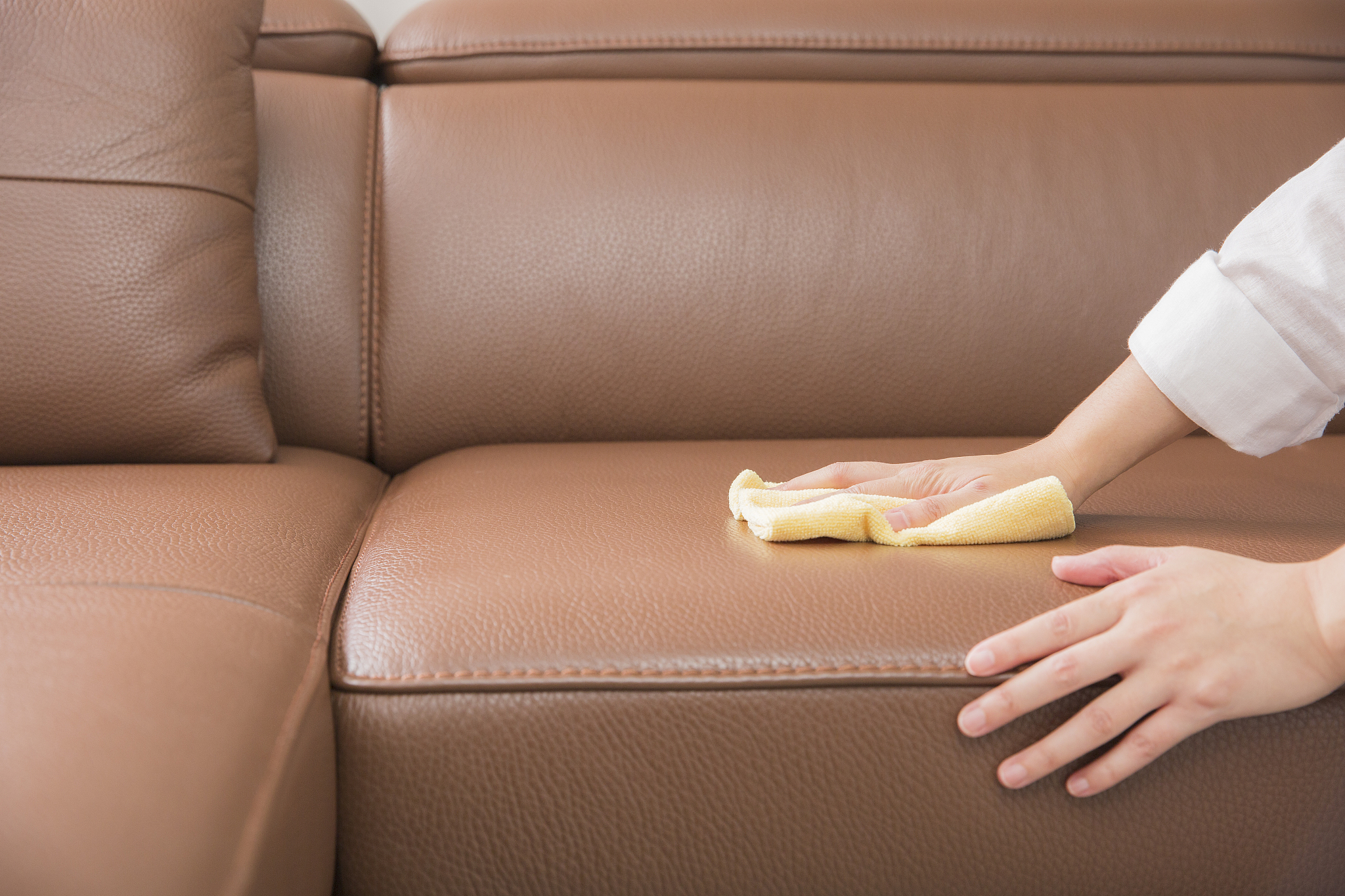 真皮沙发上的油污如何去除？小朋友吃饭不小心把菜弄到沙发上了。