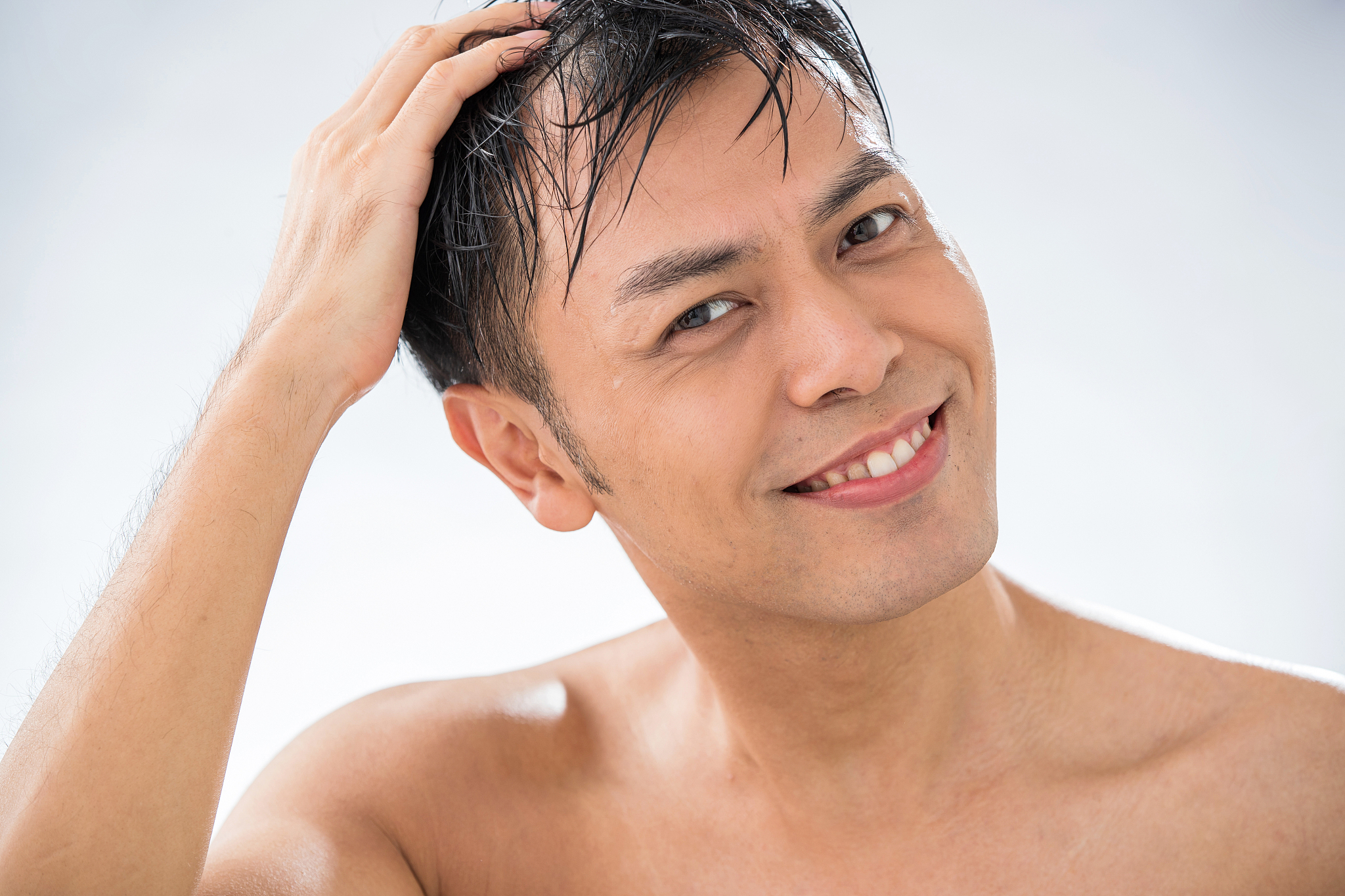 用手触摸头发的中年男人