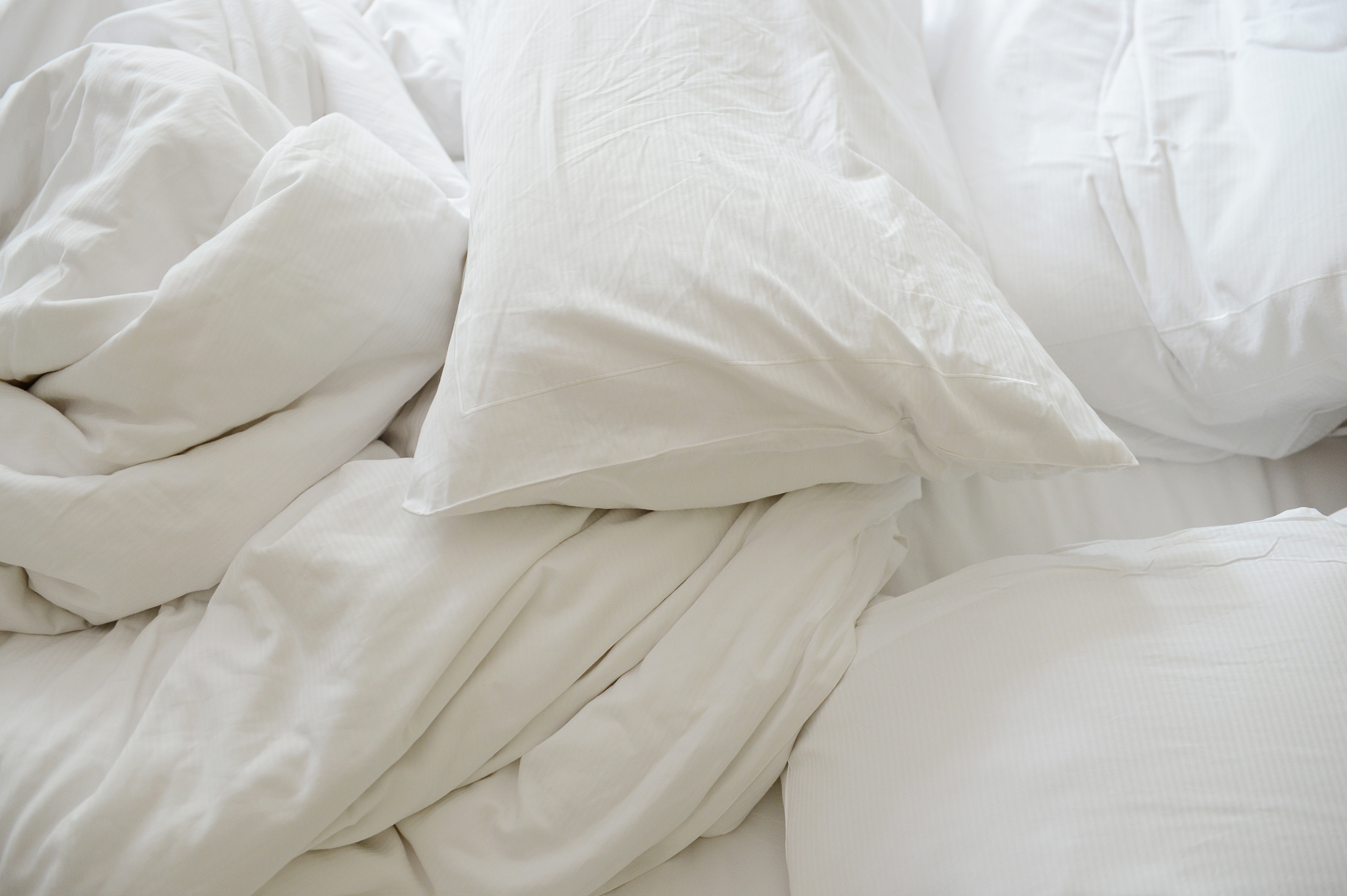 用很治愈的语气给忙碌的人们带来轻暖安慰柔软清凉的冰丝棉被冬暖夏凉为你褪去一身的疲惫和乏味陷入它柔软的怀抱静静等待梦境到来。文章充满人生哲理