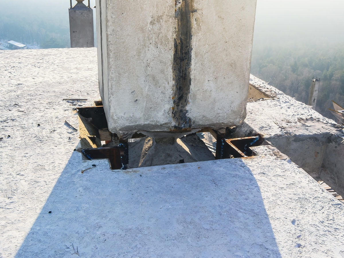 翻译下面这段话变成中文The tensioning of the cables wascarried out in two steps 303days after casting and the remain-ing 70 after 21 daysThe perimeter wall beams werecast in 4 stageseach in an Lshapewith casting
