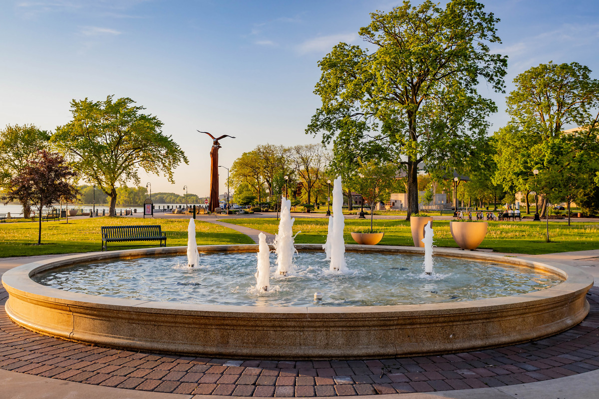 请以泉城广场济南为题写一篇300字左右的日语作文。难度大概在n4。