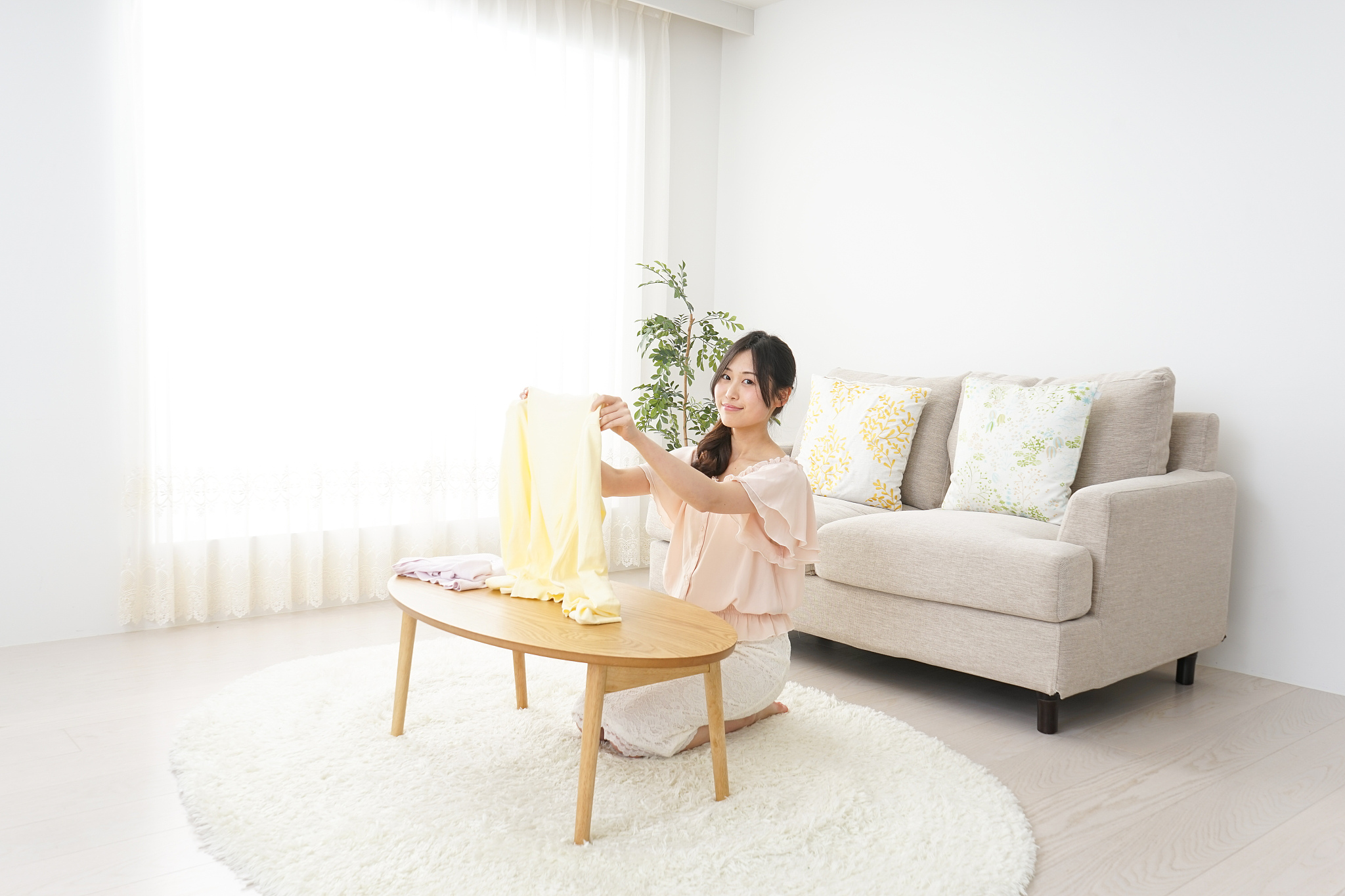 北朝鮮には面白い習慣があります。北朝鮮の女性は、物を頭の上に乗せるのが好きです。彼女たちはバケツを乗せたり、パックを乗せたりします。なぜ北朝鮮の女性が物を頭で運ぶのが好きなのでしょうか？地元の人々によると、物を頭に乗せることで体力を節約できるため、手で持つよりも楽だと言われています。 多くの北朝鮮の女の子は幼い頃から重い物を頭で運ぶことを学びます。北朝鮮の女性は家事をたくさんしなければなりません。