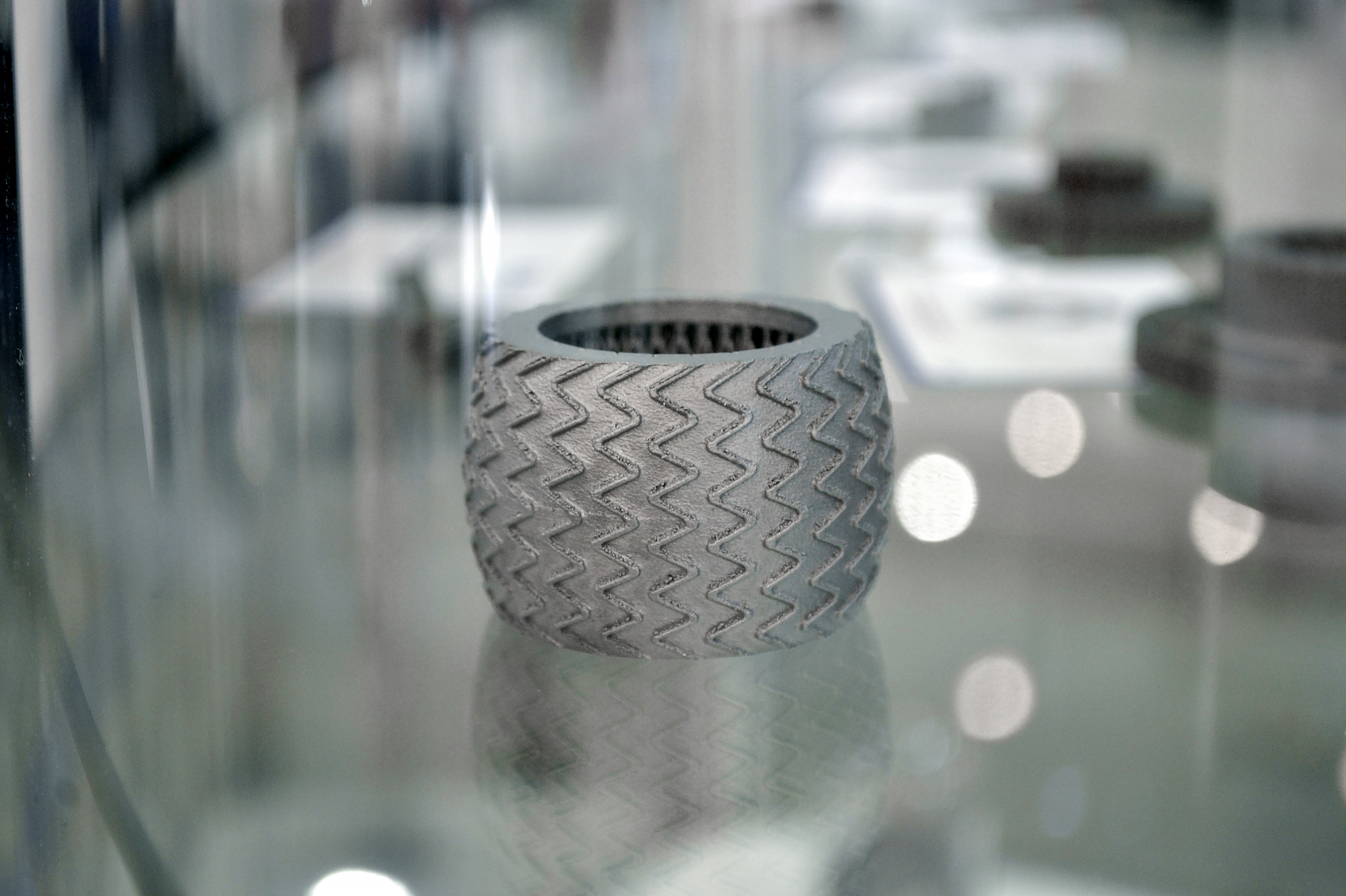 本中心主要开展新型金属 3D 打印粉末材料的研发、金属 3D 打印产品的生产、低成本3D打印技术的开发和损伤模具的修复同时亦向客户提供金属 3D 打印相关技术服务。依托单位资深技术工程师李相伟博士副研究员2010年开始从事铸造高温合金新材料的开发2019年组建金属增材制造材料团队初步建立起了增材制造技术应用平台依托单位已为中心配备了充足的实验场地以及所需的科研测量仪器和设备其中增材设备20余套以及