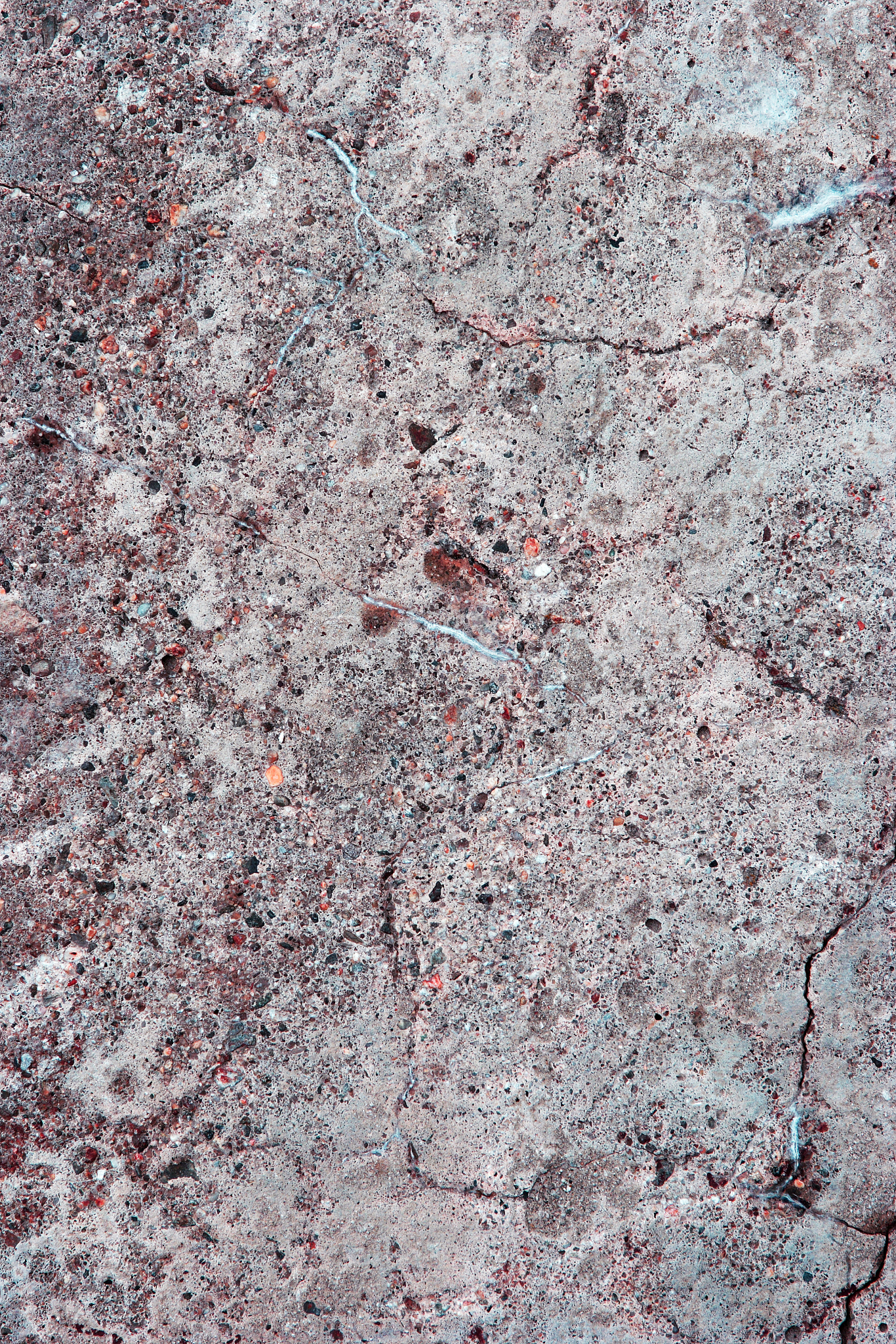 请细致模仿复合材料博士生描述羟基磷灰石制备过程中尿素对其XRD图谱的具体分析