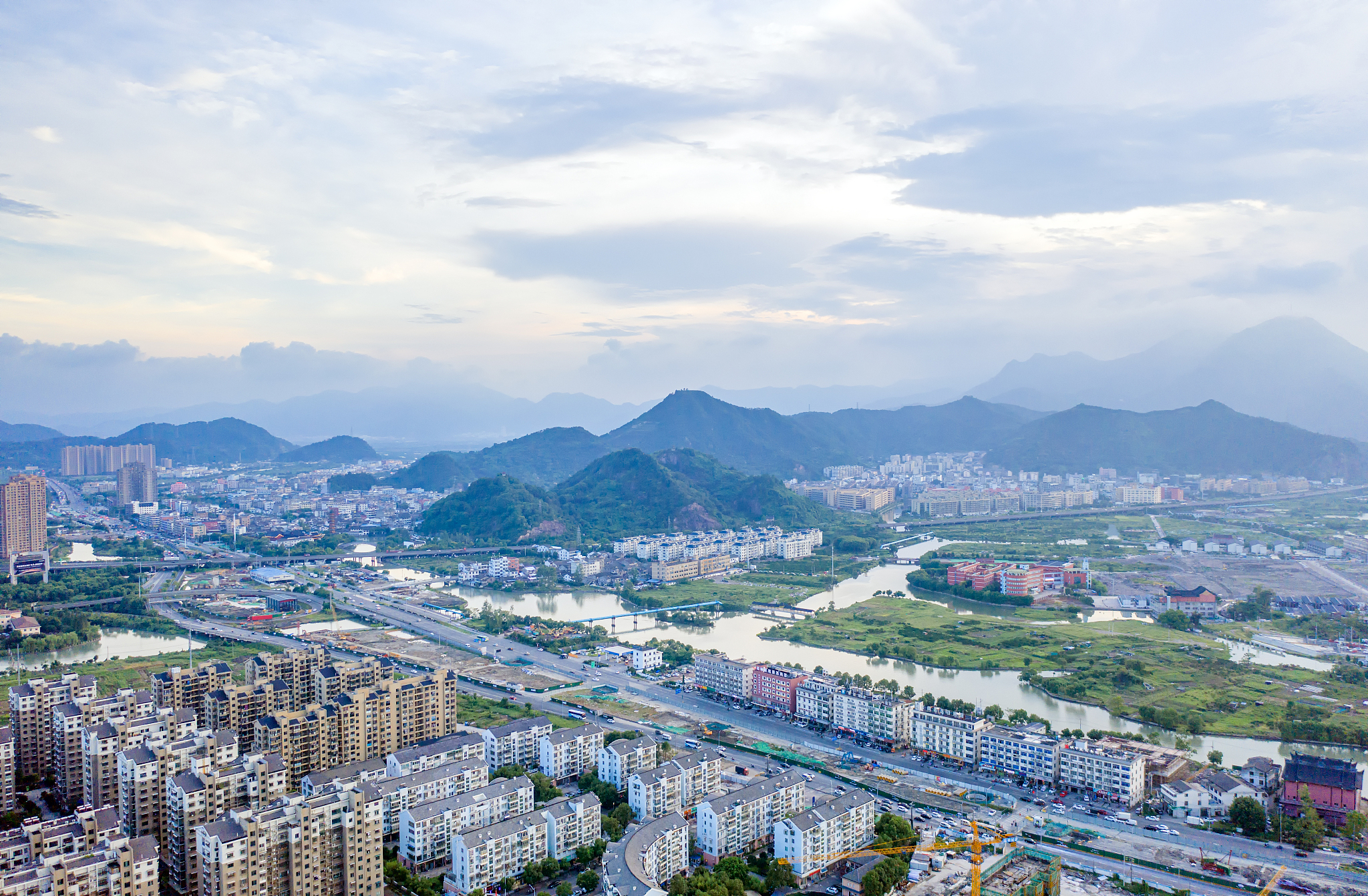 丽水市的松阳县和温州的文成县哪一边经济比较强一点