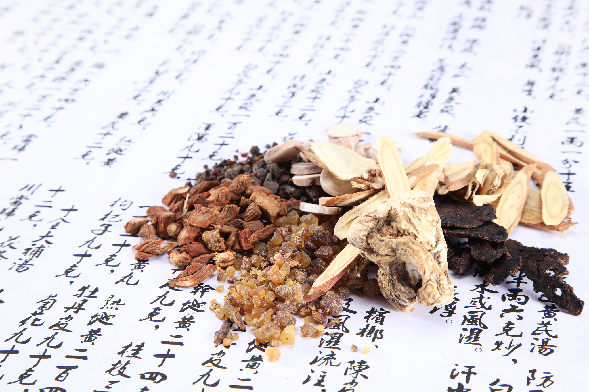 半夏为天南星科植物半夏Pinellia ternataThunb Breit的干燥块茎别名麻芋果、三步跳、麻芋子等。广泛分布于中国长江流域以及东北、华北等地区生长于海拔2500米以下。其性辛、温；有毒。归脾、胃、肺经。具有燥湿化痰降逆止呕消痞散结的功效可用于湿痰寒痰咳喘痰多痰饮眩悸风痰眩晕痰厥头痛呕吐反胃胸脘痞闷梅核气；外治痈肿痰核。半夏是中国人民常用的一味大宗中药材在中药处方中使用频率居较高位置