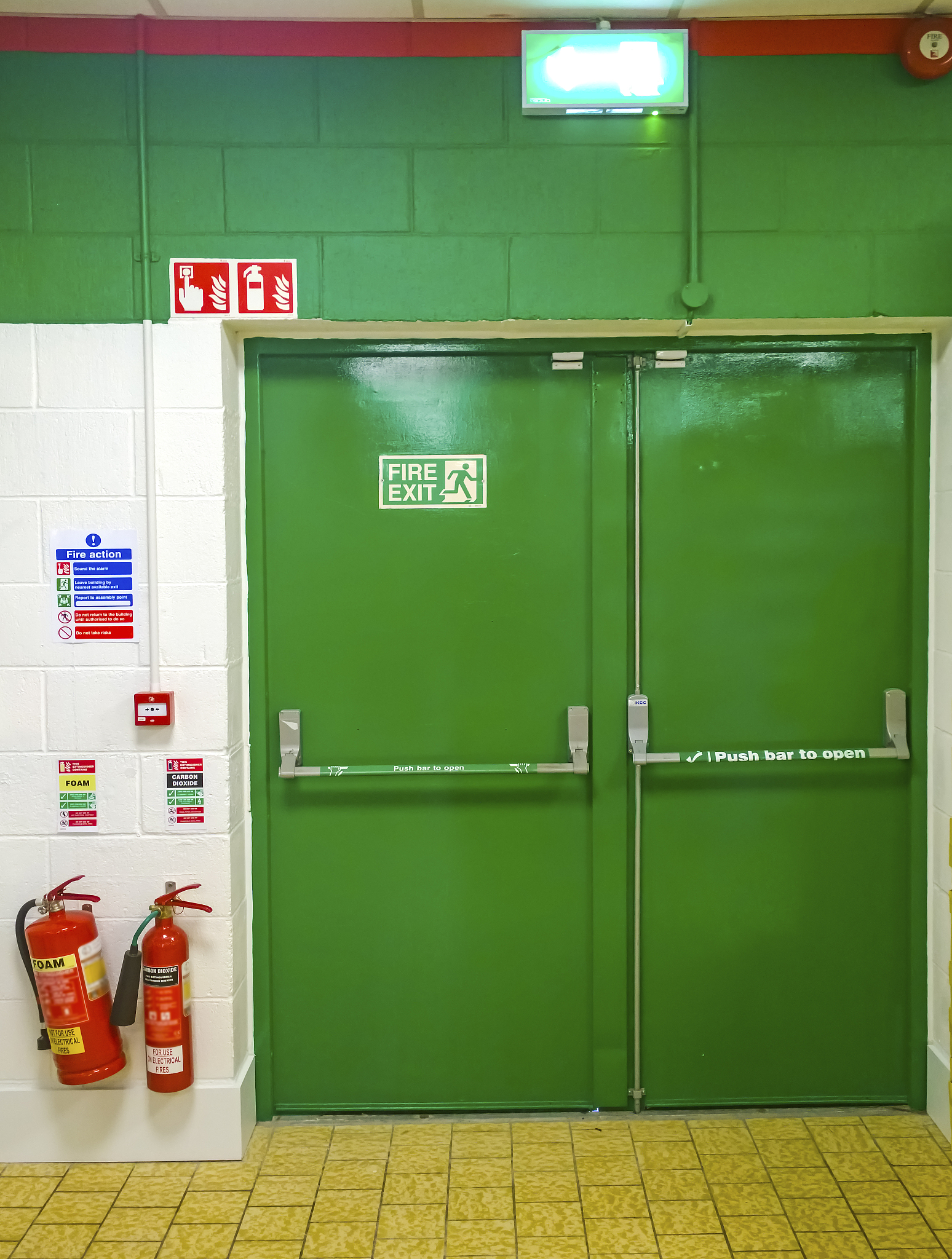 常闭防火门上的保持防火门关闭等提示标识应该贴在门的哪一面？为什么？依据哪个规范的哪一条？