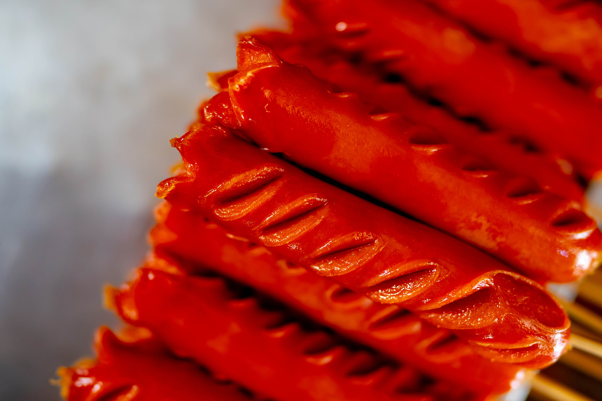 把下面文章继续洗稿，食堂菜是馊的，还有虫！”同校毕业生爆料#中学生因点外卖被校务人员按倒训斥#最新进展】3月20日，河北青年报青豆新闻就“中学生因点外卖被校务人员按倒训斥”一事进行了采访报道，3月21日，该校毕业生小王（化名）向记者透露，学校食堂的饭菜大多是热狗和肉丸等速冻食品。另一名也已经毕业的学生小张（化名）称，食堂饭菜有过馊的情况，菜里面还有虫，并提供了当时拍摄的视频和图片。经多方核实，该校在读学生的说法与两位毕业生介绍的情况基本一致。随后，记者致电博白县教育局，工作人员称，目前还在调查了解中。