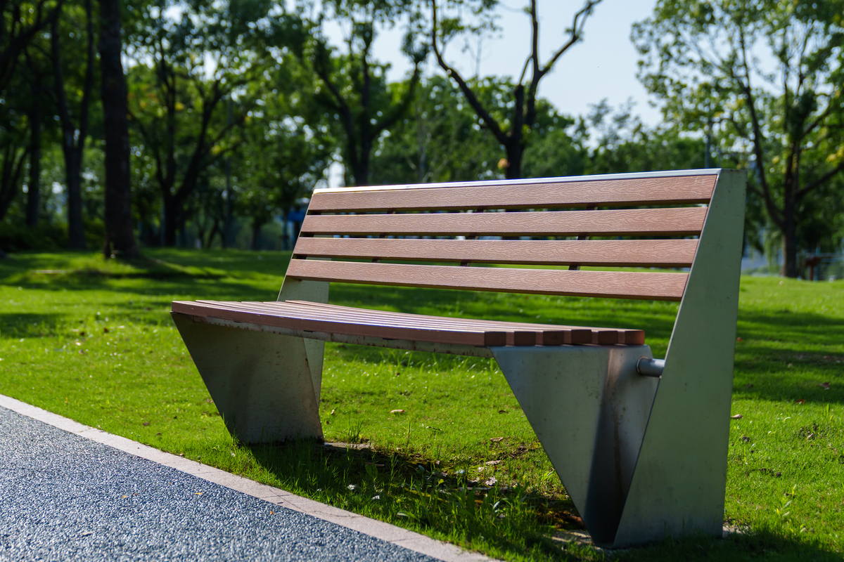 小区道路安装休闲靠背坐凳案例刚安装好就由小区居民就停下脚步体验舒适的感觉