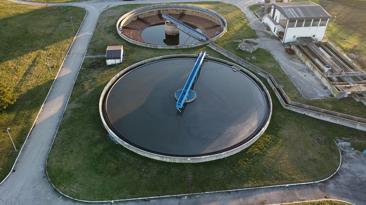 10000立方米每天城镇污水处理厂设计计算进水水质水质指标SS为200mgLCOD为280mgLBOD 为180mgL氨氮为4mgL总氮为20mgL总磷为25mgL设计处理后出水质排放标准执行《地表水环境质量标准》V 水标准 总氮执行 15mgL。工艺流程为粗格栅细格栅涡流沉砂池平流初沉池AAO辐流式二沉池混凝沉淀池石英砂过滤消毒污泥处理。