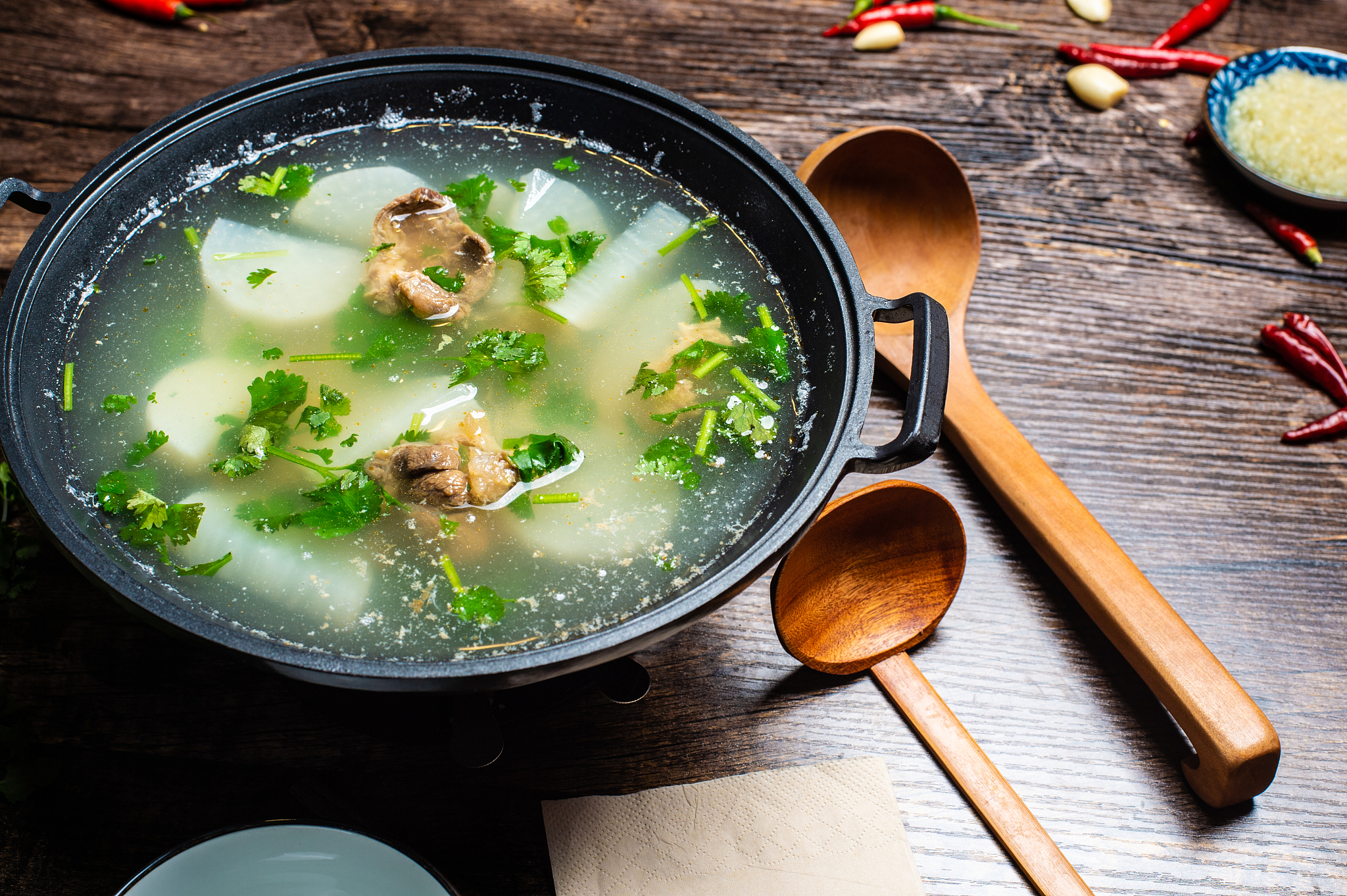 请帮我写1篇600字博客文章主题是：萝卜海带排骨汤