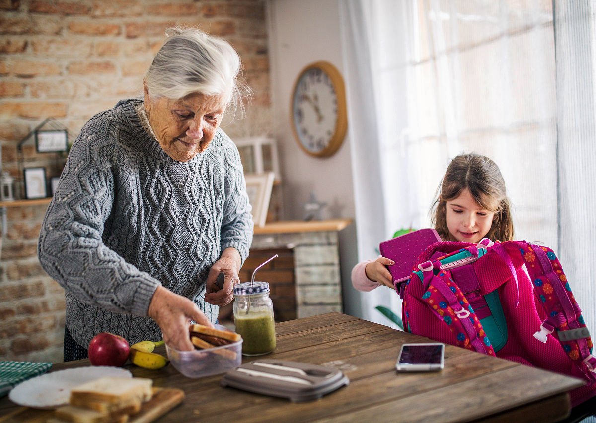 夕阳下，老婆婆牵着孩子回小镇吃面条，温馨画面令人动容