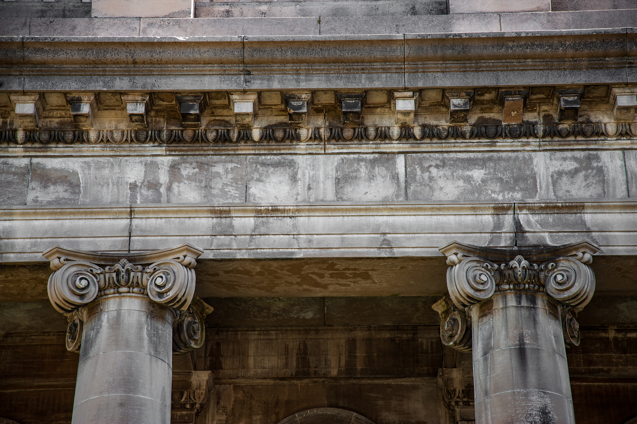 1836年繁华都市掠影：神殿庄严，路灯璀璨，交通繁忙