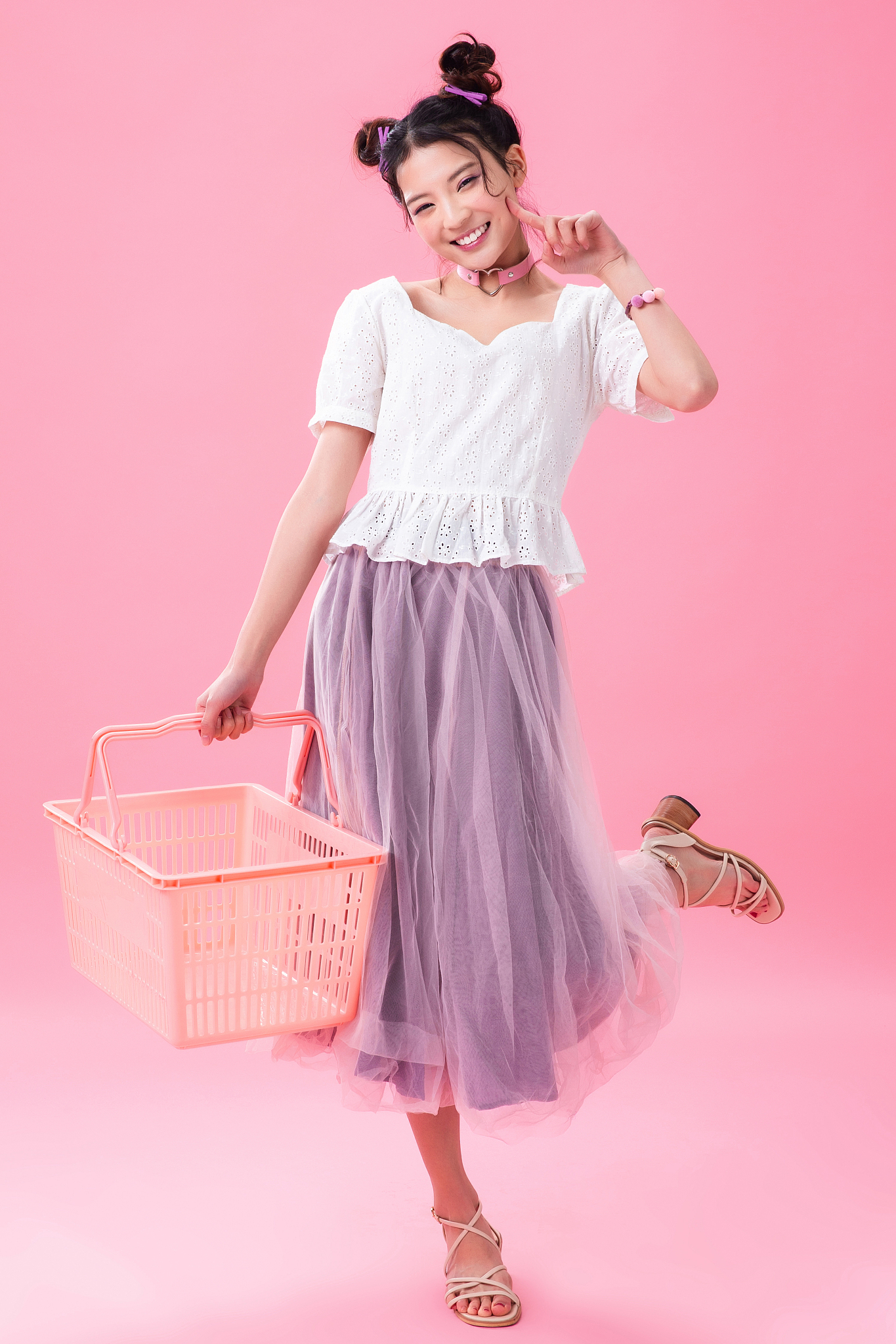 撰写一篇夏日穿搭美文关键词：裙子、T恤、童真童趣 、色彩艳丽、氧气感穿搭活力