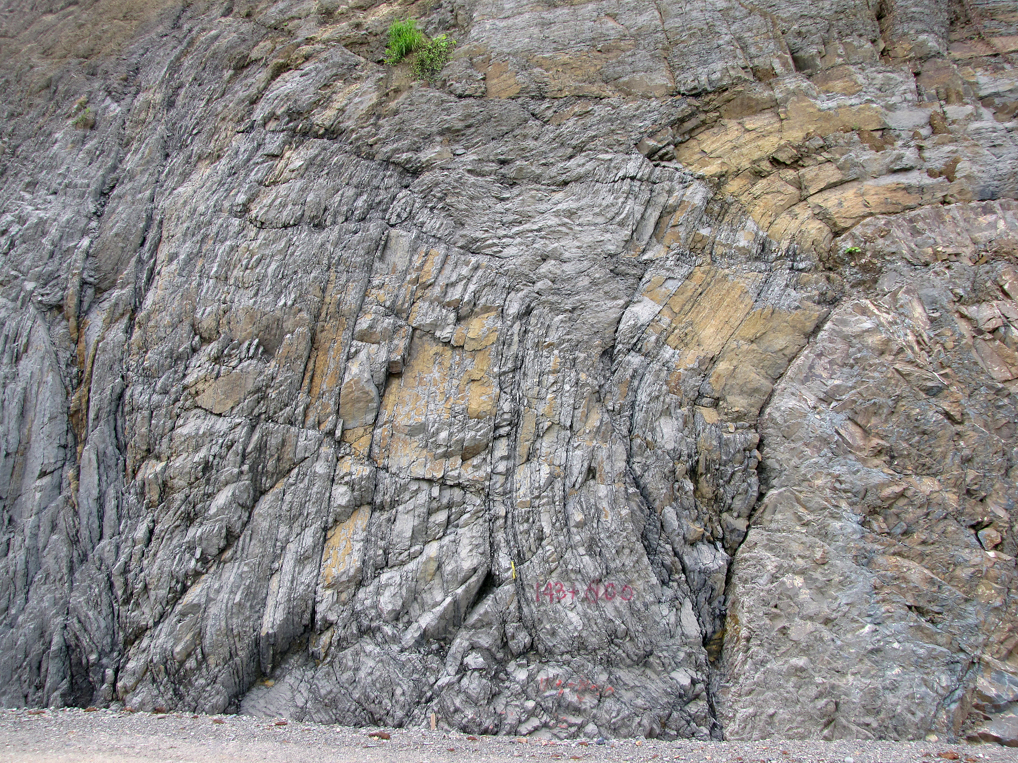 熔结凝灰岩：火山喷发的重要岩石类型
