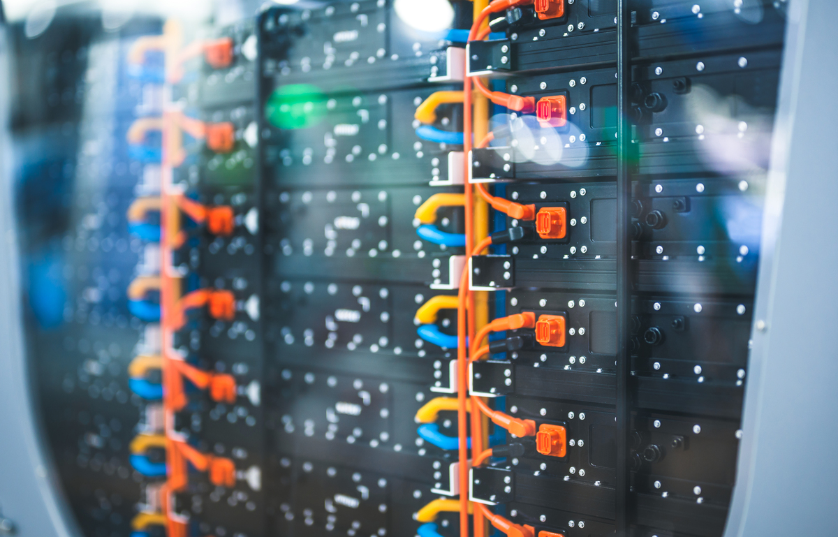 便携充电：锂电池取出单独充电顺序：电池在取出前先关闭电池电源开关长按开关3秒LED灯会依次熄灭；左手压住电池盖不要放开右手把钥匙插入盖孔往左拧就可以打开电池盖；再将充电器DC充电头插入电池充电口最后将充电器AC插头接入市电接口当电池充满电后先拔掉充电器AC插头然后再拔出充电器DC插头；整车充电：锂电池与整车连接状态充电顺序：先断开空气开关最好放个空气开关的图再将充电器DC充电头插入电池充电口最后将