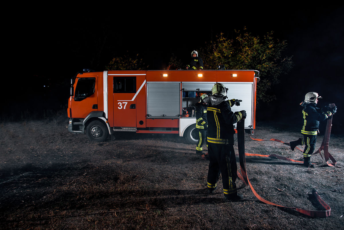 改写以下预案：阿奎利亚社区消防安全应急预案为了做好阿奎利亚社区的消防安全防范工作建立健全有效的消防安全防范应急机制落实消防安全防范工作责任制组织消防安全应急队伍提高自防自救能力以及在火灾事故发生时能够及时有效地进行扑救和救助特制订本应急预案：一组织机构及职责成立消防安全应急指挥领导小组负责火灾现场指挥。指挥领导小组由社区领导任组长其他成员包括物业公司代表、社区志愿者代表等主要职责为负责制定消防安全