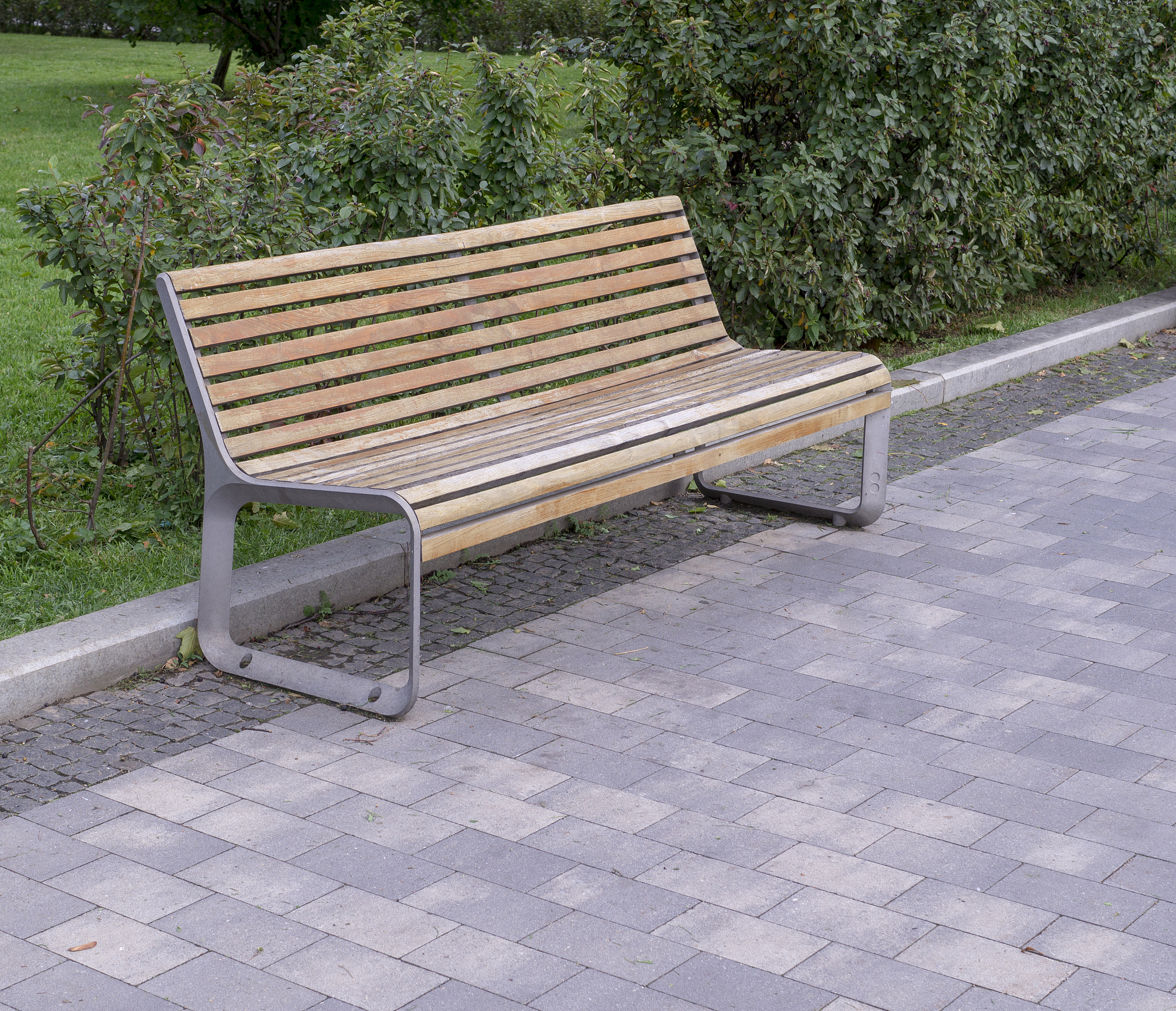 济南创高优质板材打造大八字腿公园椅，舒适休憩，实力至上，口碑爆棚！