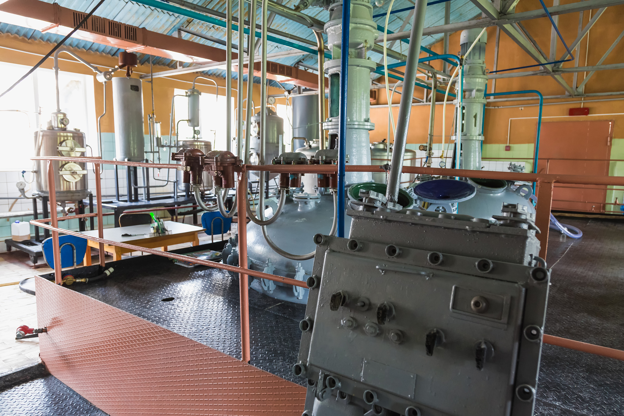 尽量简洁As per Mr Xie there are two kinds of silos in the receivers factory one only for storing another for supplying soybeans to the production line The total capacity of storing silos was around 7