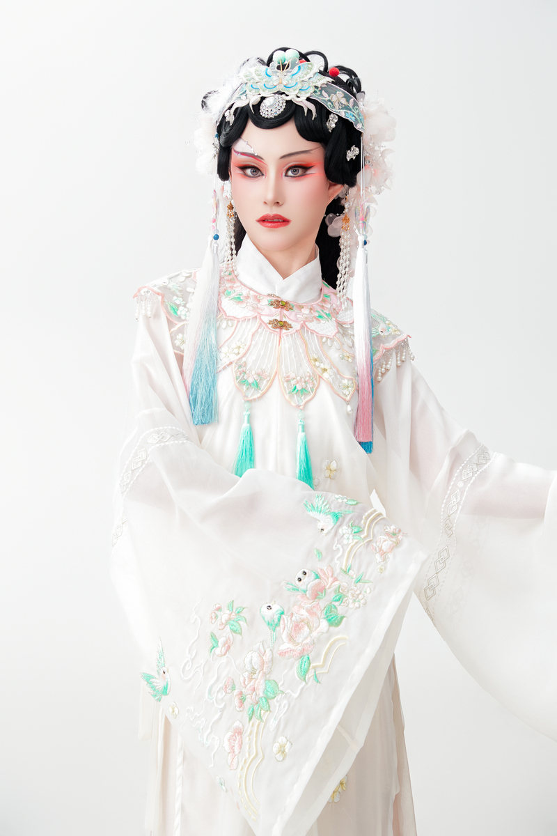身着传统戏曲服饰的亚洲美女,纯白背景