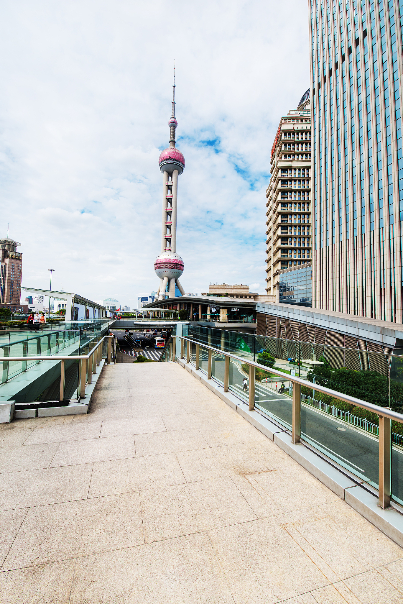 我需要一篇关于上海的游览体验字数要求2500字字数要求2500字