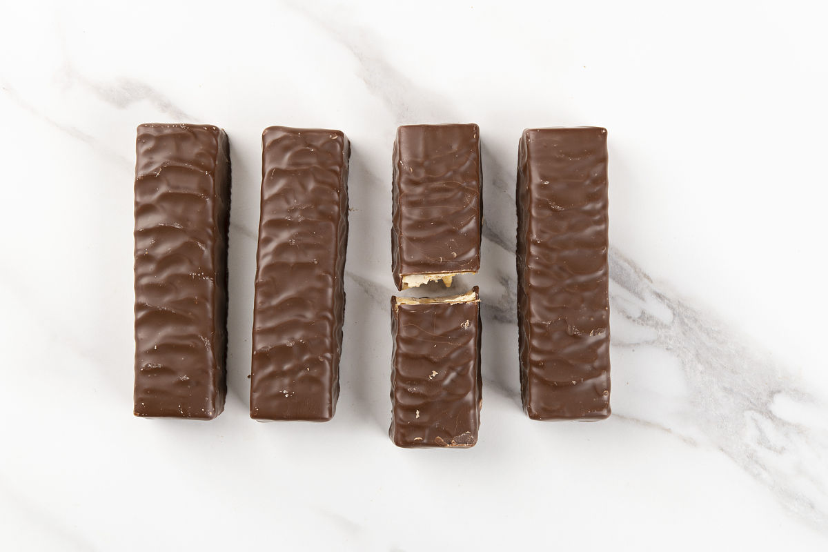 帮我策划一个士力架新媒体创意广告脚本