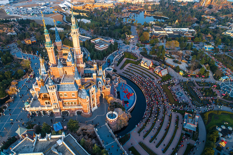 我：Im going on vacation to Florida next month朋友：Thats awesome Last time I was there I visited Bush Gardens Sea World and Disney for the week Was fun but liked Bush Gardens the best Want to see Universa