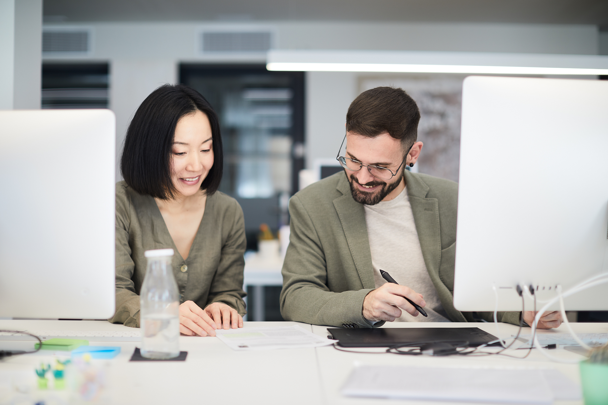 business manager gives a helping hand to her colleague.