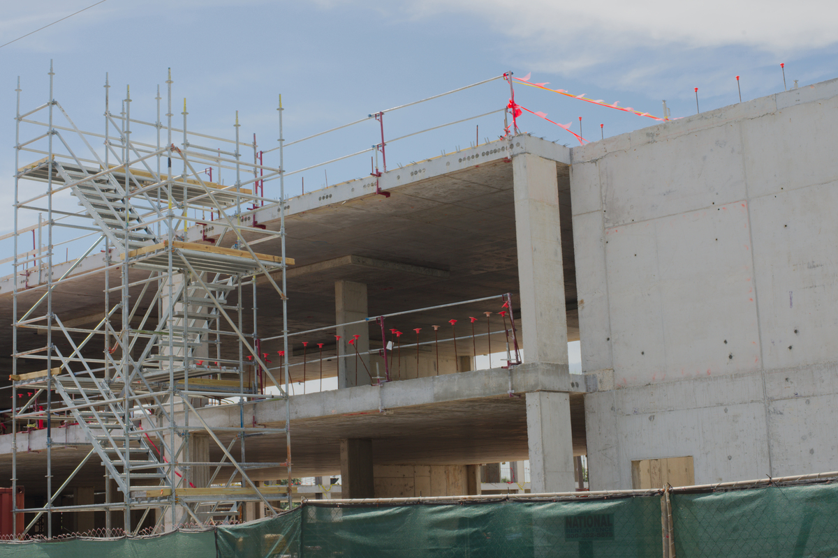 装配式建筑施工现场细节解析：从地基处理到精装修